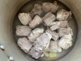 8、排骨烧芋头,加入适量的清水,不需要太多