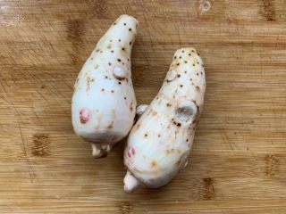 11、排骨烧芋头,芋头去皮,记得带手套