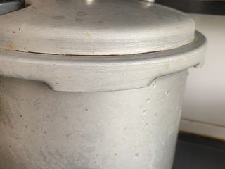 9、排骨烧芋头,盖上盖,煮到冒大气再闷煮5分钟。(高压锅闷过排骨会更酥些,会更好吃????)