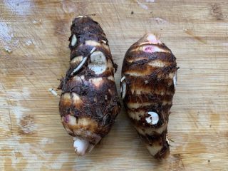 10、排骨烧芋头,煮排骨的时候准备芋头