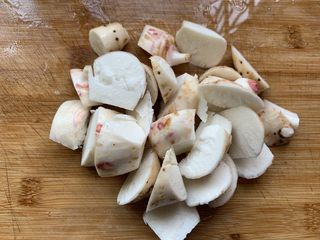 12、排骨烧芋头,切成滚刀块