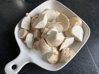 13、排骨烧芋头,装盘备用