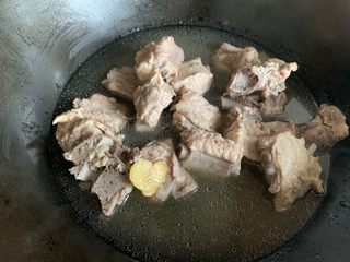 14、排骨烧芋头,高压锅里煮好的排骨连汤汁一起倒进炒锅里