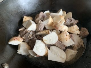 15、排骨烧芋头,倒进芋头