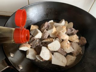 16、排骨烧芋头,加入生抽