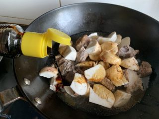 17、排骨烧芋头,适量的老抽调色