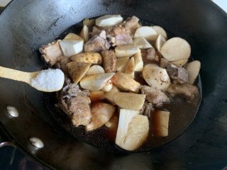 18、排骨烧芋头,少许盐,盖上锅盖闷煮几分钟至芋头酥软