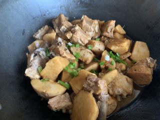 19、排骨烧芋头,撒上葱花,就可以出锅了