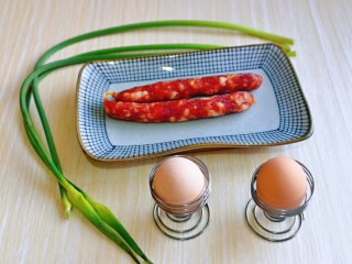 1、腊肠炒鸡蛋,准备食材，量可以根据胃口增加。