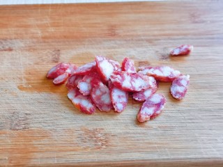 2、腊肠炒鸡蛋,首先将腊肠切片。不要太薄。