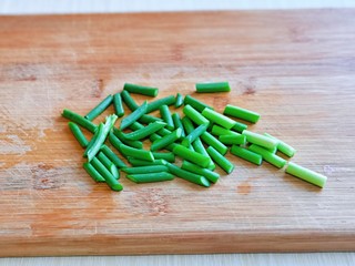 3、腊肠炒鸡蛋,蒜薹洗干净切段。