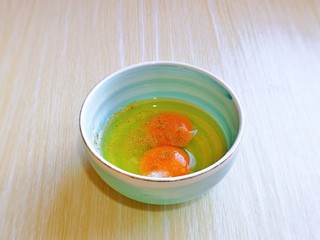 4、腊肠炒鸡蛋,鸡蛋磕碗里，加入十三香，盐。