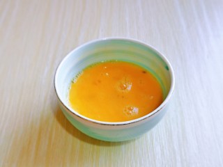 5、腊肠炒鸡蛋,用筷子抽打均匀。