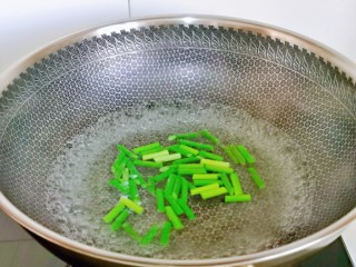 6、腊肠炒鸡蛋,锅中加水烧开，下蒜薹，大火焯水30秒捞出过冷水。