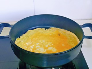 7、腊肠炒鸡蛋,起油锅，倒入蛋液，小火煎蛋饼。