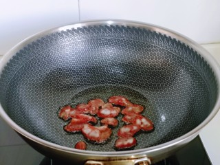 9、腊肠炒鸡蛋,另起油锅，加入切好的腊肠小火煸炒。