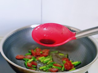 11、腊肠炒鸡蛋,加入生抽，料酒翻炒均匀。