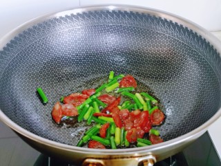 10、腊肠炒鸡蛋,再加入焯水的蒜薹。