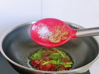 12、腊肠炒鸡蛋,再加入1克十三香，白砂糖，快速翻炒将菜炒熟。