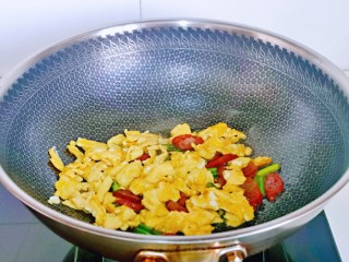 13、腊肠炒鸡蛋,最后加入煎好的蛋，快速翻炒均匀，关火出锅。