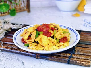 14、腊肠炒鸡蛋,盛出装盘。