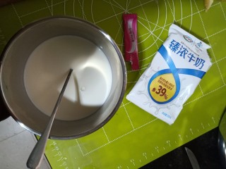 3、风味酸奶,先倒入一袋牛奶，一小袋发酵剂把发酵剂化开，搅拌均匀