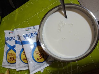 4、风味酸奶,倒入剩余的三袋，搅拌均匀