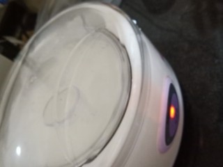 5、风味酸奶,加入40°的水，插上电源，使用能恒温42±1℃的酸奶机中发酵8–12小时，若稍低于此温度，应适当延迟发酵时间至酸奶凝固即可。