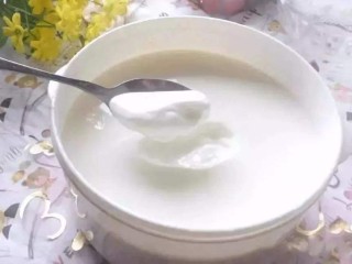 6、风味酸奶,酸奶发酵完成后可立即食用，放入冰箱冷藏后食用，风味更佳!食用时另可根据个人喜好加入白糖或者果酱、蜂蜜等调味。