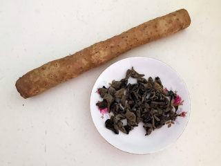 1、清炒山药木耳,准备食材：淮山药，秋木耳