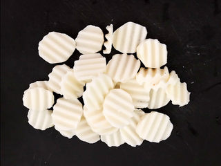 5、清炒山药木耳,把山药用狼牙刀切成小片