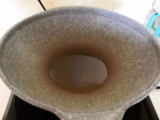 11、清炒山药木耳,炒锅烧热后加入玉米油