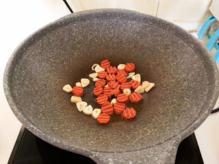 14、清炒山药木耳,翻炒1分钟