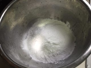1、Kitty 冰皮月饼,取适量的冰皮月饼预拌粉倒入盆中