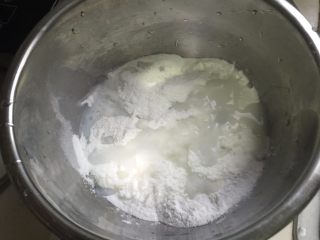 2、Kitty 冰皮月饼,按照包装袋上的做法，按照1:1的比例，加入适量的开水（85度以上的热水）