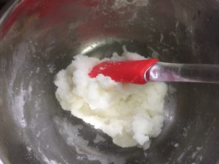 3、Kitty 冰皮月饼,用刮刀拌成粉团