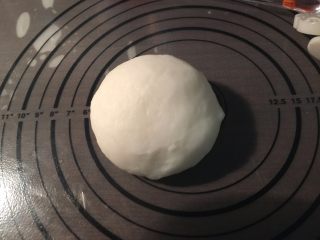 4、Kitty 冰皮月饼,等粉团凉到不烫手后，用手揉成光滑的粉团