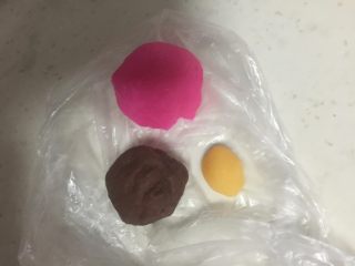 5、Kitty 冰皮月饼,取下适量的粉团加玫瑰香精和成红色的、加可可粉和成咖啡色、加黄色色素和成黄色的