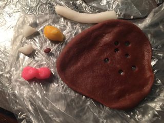 6、Kitty 冰皮月饼,用咖啡色做眼睛、胡须、黄色做嘴巴、红色做蝴蝶结，再用白色弄个小三角做耳朵