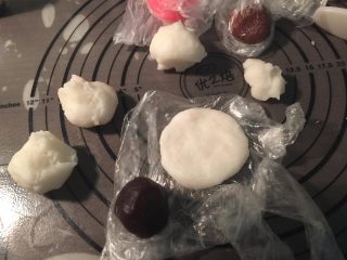 7、Kitty 冰皮月饼,剩下的白色粉团分5份，每个28克左右