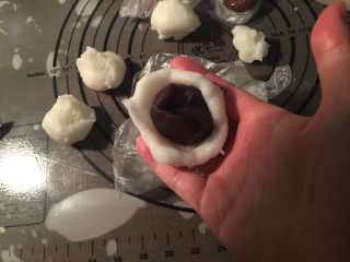 8、Kitty 冰皮月饼,取1个白色粉团搓圆压扁包入25克豆沙馅