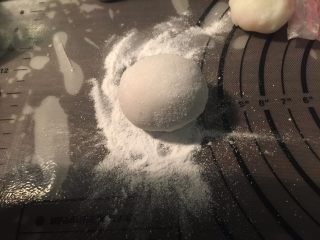 9、Kitty 冰皮月饼,慢慢地收口捏紧，搓圆整形成扁圆形