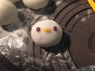 10、Kitty 冰皮月饼,把准备好的眼睛、嘴巴、胡须蘸上开水粘上，这个过程可以平放着粘
