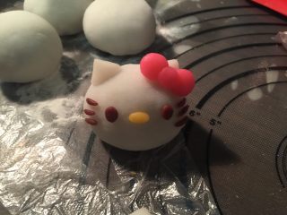 11、Kitty 冰皮月饼,接着竖起来再粘上耳朵、蝴蝶结