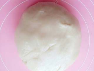 2、苏式月饼《蛋黄酥》,把水油皮材料混合均匀揉成可以拉出筋膜的光滑面团(我用面包机和的面)醒面30分钟