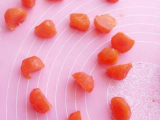 4、苏式月饼《蛋黄酥》,把鸭蛋黄一分为二，我买的蛋黄大，用半个就行