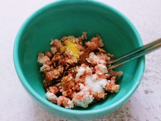 2、小苔菜虾皮花样包子,猪肉馅里加入生抽和料酒,花椒粉和鸡精,适量盐调味。