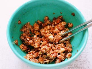 3、小苔菜虾皮花样包子,把所有的调料混合后搅拌上劲。