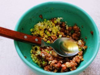 4、小苔菜虾皮花样包子,这个时候加入葱姜和花生油。