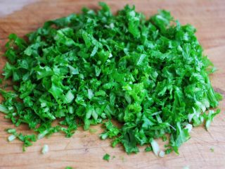 5、小苔菜虾皮花样包子,小苔菜洗净沥干水分后,用刀切成碎末。